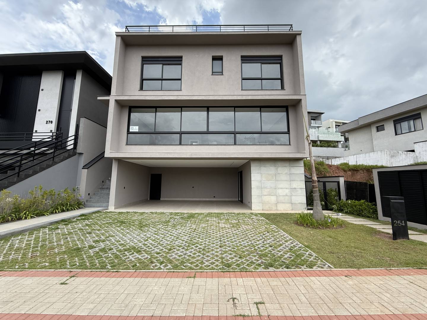Casa à venda – Tamboré, Santana de Parnaíba | 3 suítes, 420m²