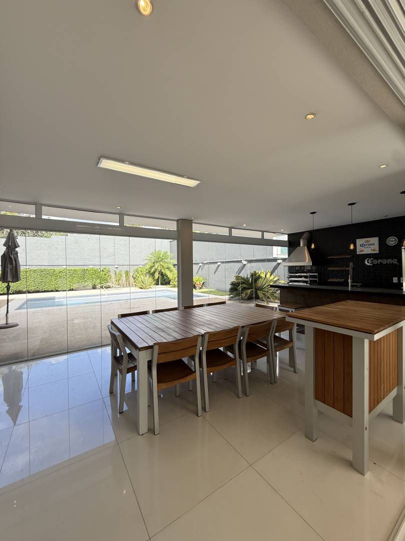 Casa à venda – Tamboré 10, Santana de Parnaíba | 4 suítes, 380m²