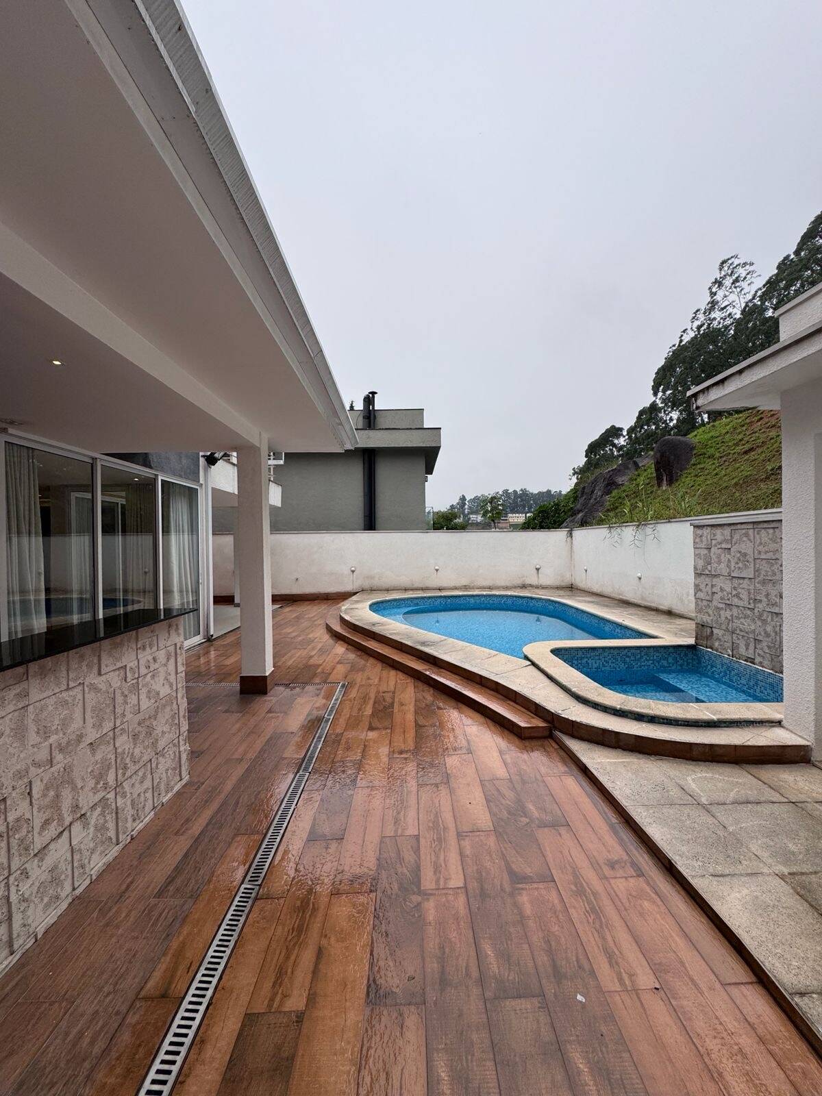 Casa à venda e locação – Tamboré, Barueri | 4 suítes, 383m²